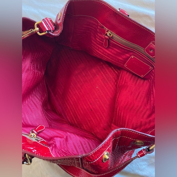 Prada red patent leather bag 🌶️ - Picture 9 of 14